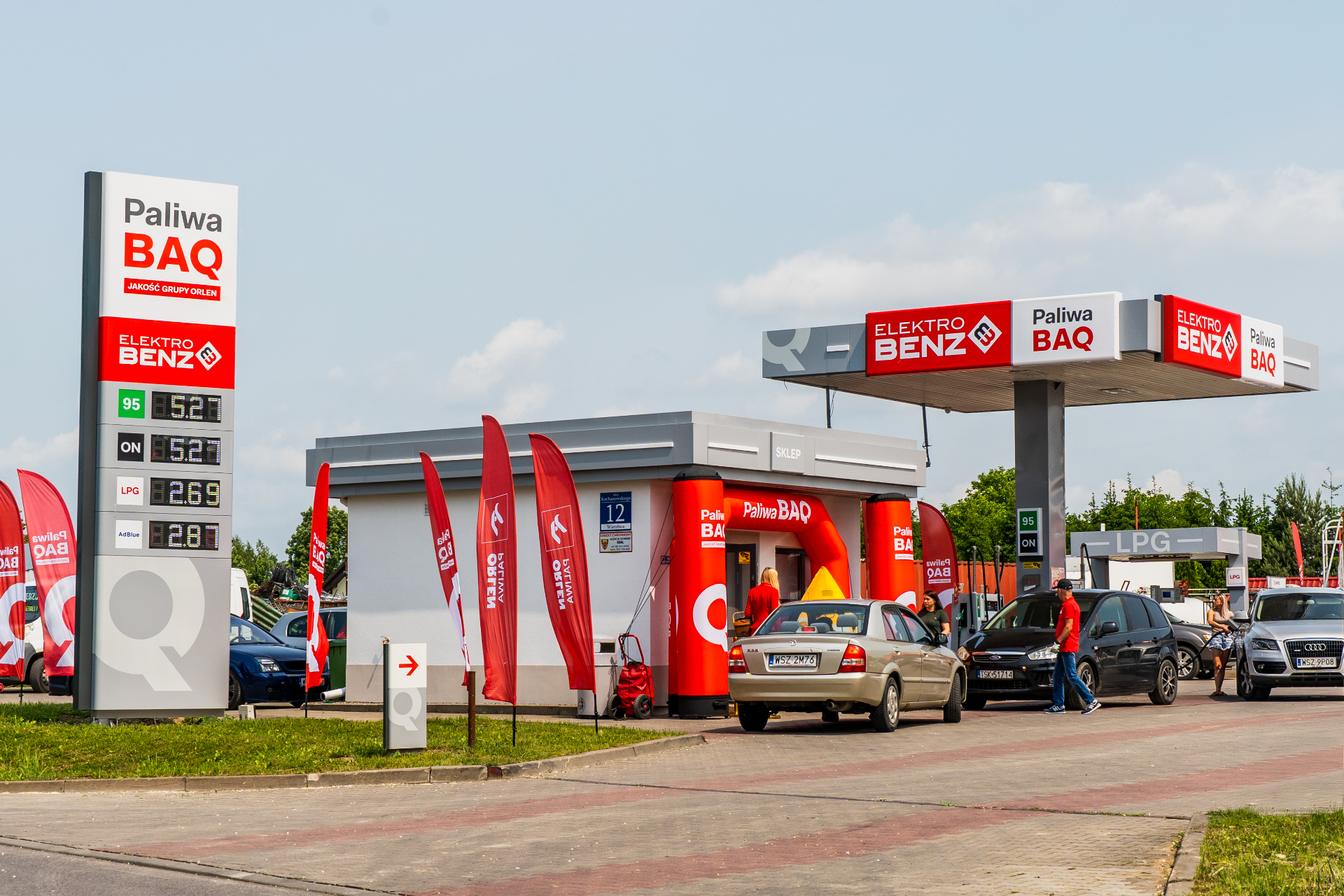 Stacja paliw Elektrobenz w Wierzbicy — pylon i wjazd na stację